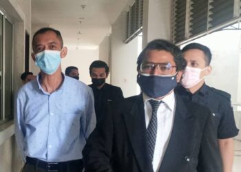 SHAFIZAN AMIN (kiri) didakwa atas tiga pertuduhan menerima rasuah dengan jumlah keseluruhan RM2,500 di Mahkamah Sesyen Shah Alam, Selangor hari ini.