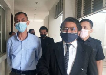 SHAFIZAN AMIN (kiri) didakwa atas tiga pertuduhan menerima rasuah dengan jumlah keseluruhan RM2,500 di Mahkamah Sesyen Shah Alam, Selangor hari ini.
