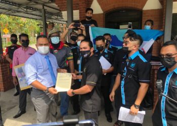 PENGERUSI Persatuan Pengguna Semboyan Malaysia, Mohd. Yusuf Azmi menyerahkan memorandum tuntutan dan desakan kepada Sharulmizan Rahmat di KDN, Putrajaya. - UTUSAN/SUBKHI SUDARJI