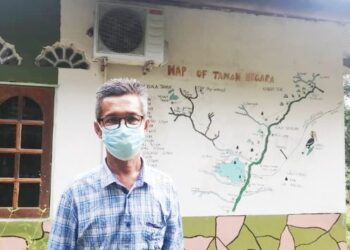 ABDUL JALIL Abd. Rahman di hadapan pusat inap Delimah Guesthouse milik pengusaha tempatan yang masih belum ditempah dan disinggahi pengunjung sejak tahun lalu di Kampung Kuala Tahan, Jerantut, Pahang. - UTUSAN/HARIS FADILAH AHMAD