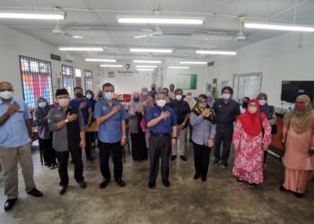 DR. ADHAM Baba Dr. Adham Baba bergambar ketika melawat Projek Ruang Reka Komuniti Taman Rasa Sayang di Senawang, Seremban, hari ini.-UTUSAN/MOHD. SHAHJEHAN MAAMIN.