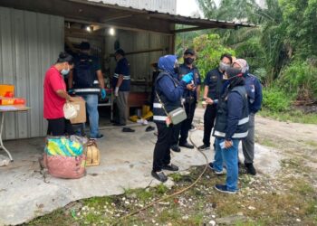 OPERASI menyelamat seorang wanita warga Indonesia yang menjadi buruh paksa di Ayer Tawar, Perak pada Khamis lalu. - UTUSAN