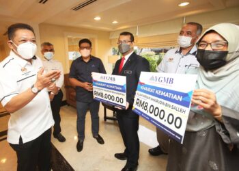 ZULKERNAI Fauzi (kiri) dan Wan Munadi Wan Mamat (empat kanan) berbual dengan Asiah Jusoh selepas Majlis Penyampaian Manfaat Khairat Kematian YGMB di Kota Bharu, hari ini. - UTUSAN/ZULHANIFA SIDEK