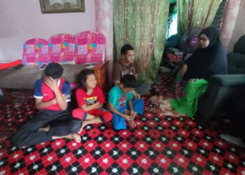 INTAN Kurus (kanan) bersama anaknya, Muhammad Norhisham (dua dari kanan) kini mengambil tanggungjawab menjaga tiga beradik yang menjadi yatim piatu selepas ibu mereka terlibat kemalangan ketika ke tempat kerja di Kota Tinggi, Johor.