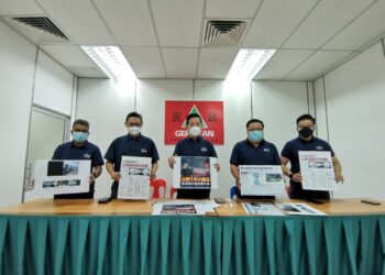 OH TONG KEONG (tiga dari kanan) dalam sidang akhbar berhubung isu projek terowong dasar laut di Ibu Pejabat Parti Gerakan Pulau Pinang, Georgetown, Pulau Pinang hari ini.