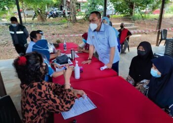 AWANG Hashim meninjau Program Outreach Imunisasi Covid-19 Daerah Pendang di Jenun, Pendang hari ini. - UTUSAN/MOHD. RIFAAT ABD. HAMID