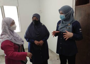 RINA Mohd. Harun (kanan) semasa meninjau tapak projek PSSS di Kompleks Perumahan Kastam Rantau Panjang, Kelantan hari ini. - UTUSAN/YATIMIN ABDULLAH