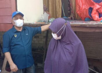 SAARANI Mohamad (tengah) melawat rumah seorang penduduk, Rahiah Zakaria (kanan) yang rosak akibat dihempap pokok kelapa dalam kejadian ribut di Kampung Pasir Panjang, Sitiawan pada Rabu lalu. - UTUSAN/SHAMSUL KAMAL AMARUDIN