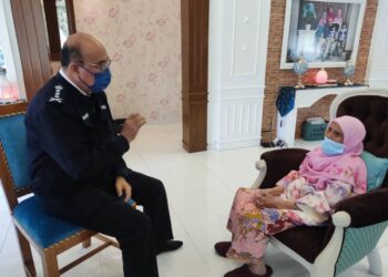 SHAFIEN Mamat melawat warga emas, Siti Liah Mamat di kediamannya di Telipot, Kota Bharu hari ini. - UTUSAN/ROSALWANI CHE SOH