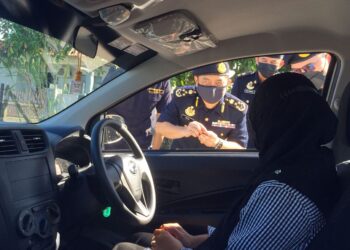 AEDY Fadly Ramli beramah mesra dengan seorang calon ketika melawat Institut Memandu Bitara di Kampung Padang Midin di Kuala Terengganu, hari ini. -UTUSAN/ TENGKU DANISH BAHRI TENGKU YUSOFF
