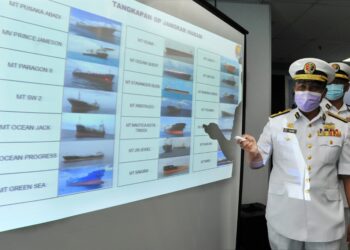NURUL Hizam Zakaria menunjukkan kapal-kapal dagang yang berlabuh secara haram di perairan Malaysia pada sidang akhbar Operasi Jangkar Haram di Ibu Pejabat Maritim Johor. -UTUSAN/RAJA JAAFAR ALI