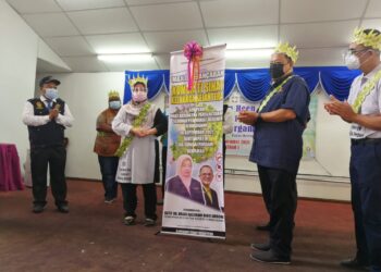 KASEMANI Embong (tengah) merasmikan Program Vaksinasi Covid-19 Orang Asli Kampung Sungai Pergam di Kemaman, hari ini. - NIK NUR IZZATUL HAZWANI NIK ADNAN