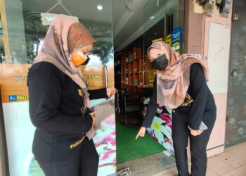 PEKERJA Nur Alwani Beauty & Spa di Bahau, Jempol menunjukkan pintu premis kedai yang telah diumpil dalam kejadian pecah masuk di kedai tersebut malam semalam.-UTUSAN/NURULAZMA SHAFIQAH KHAIRUL AZHAR