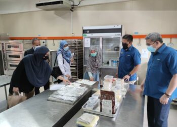 RADZI Jidin (dua dari kanan) diberikan penerangan mengenai persediaan pembukaan semula  Kolej Vokasional Langkawi hari ini. - UTUSAN/NUR AMALINA AZMAN
