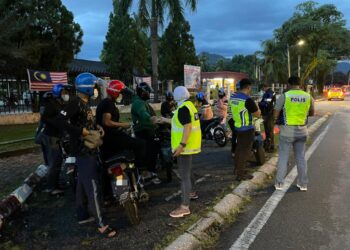 SEBAHAGIAN penunggang motosikal diperiksa polis dalam Op Samseng Jalanan di sekitar bandar Ipoh, semalam. - UTUSAN/IHSAN PDRM