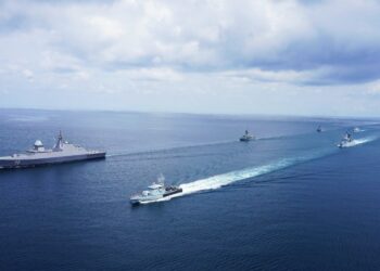 KAPAL TLDM dan TLRS yang menyertai Eksesais Malaysia-Singapura atau Malapura di perairan Selat Melaka baru-baru ini.  - UTUSAN/IHSAN TLDM LUMUT