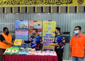 TUANKU SYED FAIZUDDIN PUTRA JAMALULLAIL (dua dari kiri) berkenan berangkat menyaksikan penyerahan bahan makanan mentah secara simbolik daripada MAIPs hasil sumbangan oleh DZ Bikers Malaysia kepada PVAC  di perkarangan bangunan pejabat MAIPs 2, Kangar, Perlis hari ini.