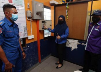 SHARUDIN Md. Zain (kanan) meninjau  ujian siren oleh Pegawai Pertahanan Awam Daerah SPU, Kapten (Pertahanan Awam) Widinia Mohd. Ani di Butterworth, Pulau Pinang hari ini.