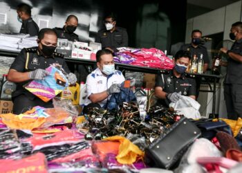 MUHAMAD Zikril Azan Abdullah (tengah) memeriksa barang rampasan sewaktu program pelupusan ekshibit perdana 2021 di Kawasan Perusahaan Bukit Raja, Selangor pada hari ini. -UTUSAN / ZULFADHLI ZAKI