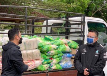 TUANKU SYED FAIZUDDIN PUTRA JAMALULLAIL (kanan) berkenan berangkat menyaksikan simbolik penyerahan sumbangan 'Prihatin Global' kepada 150 buah keluarga muslim di Pulau Panjang (Kok Yaw) Thailand di Jeti Kastam Kuala Perlis hari ini.