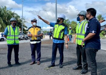 FADILLAH Yusof (tengah) ketika menghadiri Majlis Penyerahan Projek Menaik Taraf Laluan Persekutuan dan Perasmian Projek Naik Taraf Jambatan di Nibong Tebal, Pulau Pinang hari ini.