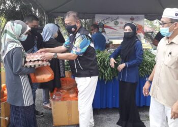 CHE Zakaria Mohd. Salleh (tengah) menyampaikan barangan keperluan harian yang dibeli dengan harga murah dalam satu program jualan amal diadakan di Permas Jaya, Johor Bahru di Johor.