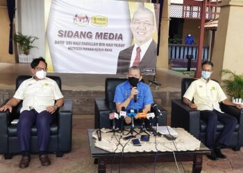 FADILLAH Yusof (tengah) dalam sidang akhbar selepas mengadakan lawatan kerja ke Nibong Tebal, Pulau Pinang hari ini.
