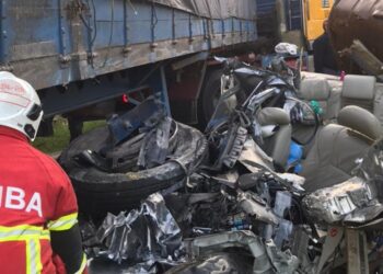 REMUK keadaan kereta Toyota Vios yang terperosok di bawah sebuah lori treler membawa muatan kelapa sawit dipercayai keluar dari pusat timbang sawit di Jalan Lama Pancang Bedena menghala ke Sungai Besar di Sabak Bernam, Selangor, awal pagi tadi.