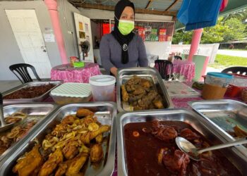 NURUL Haslina Mohamad menunjukkan pelbagai lauk-pauk yang dijual di Kedai Makan Kak Na yang dibuka di Kampung Surau, Pasir Puteh, hari ini. - UTUSAN/TOREK SULONG