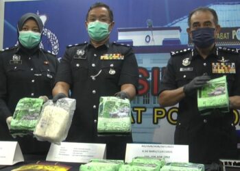 ABDUL MAJID Mohd. Ali (kanan) menunjukkan syabu yang dirampas dalam empat serbuan dijalankan polis di Kuala Sungai Baru, Melaka. - UTUSAN/DIYANATUL ATIQAH ZAKARYA