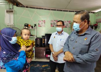 AMINUDDIN Harun (kanan) dan Wan Mat ketika menziarahi Nor Afia dan ibunya, Nor Syamimi di Taman Dusun Nyior, Ampangan, Seremban hari ini.-UTUSAN/NOR AINNA HAMZAH.