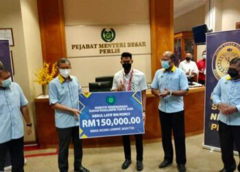 AZLAN MAN (dua dari kiri) menyampaikan imbuhan sebanyak RM150,000 kepada Abdul Latif Romly di pejabatnya di Kompleks Dewan Undangan Negeri (DUN) Perlis, Kangar, Perlis hari ini. - UTUSAN/NAZLINA NADZARI