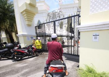 ORANG ramai tidak dibenarkan masuk kerana kuota 40 jemaah penuh hanya dalam masa beberapa minit selepas pintu pagar dibuka di Masjid Ismaili di Pasir Pekan, Tumpat, baru-baru ini. - UTUSAN/ZULHANIFA SIDEK