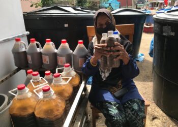 HALIMAH Mat Nawi menunjukkan budu kampung yang dihasilkan di rumahnya di Kampung Geting, Tumpat. - UTUSAN/ROSLIZA MOHAMED