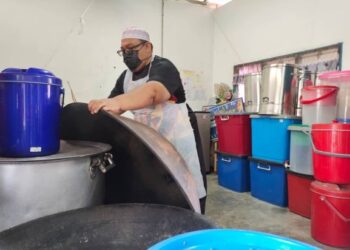 MOHD. Faiz Mohd. Zain mengemas dan membersihkan semula peralatan perniagaan katering yang diusahakannya ketika ditemui Utusan Malaysia di Kampung Tebat Ilir, Bahau, Jempol kelmarin.-UTUSAN/NURUL AZMA SHAFIQAH KHAIRUL AZHAR.