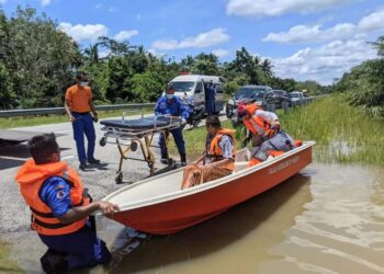 ANGGOTA APM membantu menyelamat seorang warga emas dalam kejadian banjir di Baling, Kedah. - FOTO/MEDIA SOSIAL