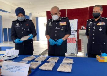 NOORZAINY Mohd. Noor menunjukkan dadah yang dirampas daripada seorang lelaki yang ditahan ketika operasi Selasa lalu dalam sidang akhbar di IPD SPU Kepala Batas, Pulau Pinang hari ini.