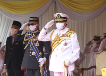 SULTAN Sharafuddin Idris Shah memberi tabik hormat pada Upacara Penamaan dan Pentauliahan KD Panglima Garang di Pangkalan TLDM di Lumut hari ini. - UTUSAN