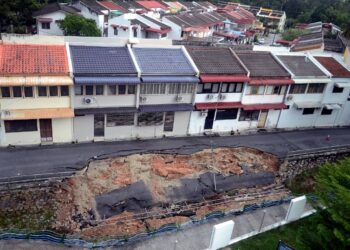 KEJADIAN runtuhan tembok penahan di Lengkok Halia, Tanjung Bungah, Pulau Pinang pagi tadi yang menyebabkan sebuah kenderaan terjunam bersama runtuhan tersebut.-UTUSAN/MUHAMMAD IQBAL HAMDAN