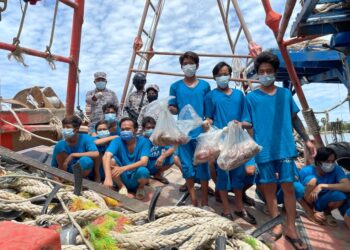 NELAYAN Vietnam yang ditahan menunjukkan hasil laut yang ditangkap secara haram oleh mereka ketika tiba di Jeti Operasi Maritim Malaysia Kelantan di Tok Bali, Pasir Puteh hari ini. - UTUSAN/TOREK SULONG