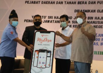 MOHD. JOHARI Hussain (kanan) melancarkan aplikasi My Desa di Dewan Sri Kempas Ibu Pejabat Polis Daerah (IPD) di Bera, Pahang. - UTUSAN/SALEHUDIN MAT RASAD