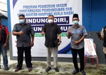 CHE Zakaria Mohd. Salleh (tengah) semasa melawat dan menyampaikan sumbangan makanan di PPV Balai Raya Kampung Kuala Masai, Pasir Gudang, di Johor.