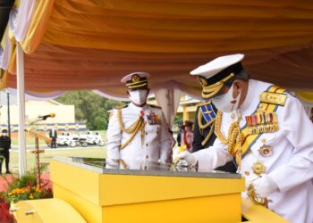 SULTAN Sharafuddin Idris Shah menandatangani plak Penamaan dan Pentauliahan KD Panglima Garang di Pangkalan TLDM) Lumut hari ini. - UTUSAN
