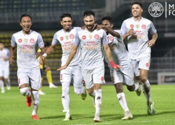 PEMAIN tengah kebangsaan Filipina, Manual Ott (tengah) meraikan jaringan ketika membantu Melaka United mencatat kemenangan 3-1 ke atas Kedah dalam saingan Kumpulan C Piala Malaysia di Stadium Darul Aman malam kelmarin.- IHSAN MELAKA UNITED FOOTBALL CLUB