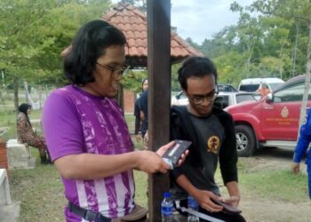 MUHAMMAD Haikal Mohd. Faiz Azmi (kiri) dan Ahmad Syakir Aidil Mat Zahari yang tersesat hampir tiga jam sesat di Taman Rimba Bukit Bauk di Dungun, semalam. - NIK NUR IZZATUL HAZWANI NIK ADNAN