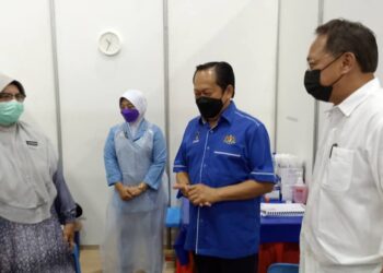 AHMAD Maslan (dua kanan) bersama Hasni Mohammad (kanan) ketika melawat pelaksanaan PICK Remaja di PPV Benut, Pontian di Johor. -UTUSAN/MUHAMMAD ZIKRI