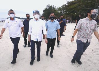 ANWAR Ibrahim ketika mengadakan lawatan dan tinjauan di Pantai Telok Kemang, Port Dickson hari ini.-UTUSAN/MOHD. SHAHJEHAN MAAMIN.