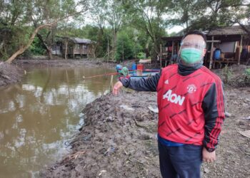 TUANKU SYED FAIZUDDIN PUTRA JAMALULALLAIL berkenan meninjau kerja-kerja kawasan pengorekan sungai di Projek Diraja Program Transformasi Kampung Seberang Ramai Kuala Perlis hari ini.- UTUSAN