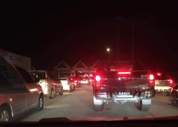 GANGGUAN bekalan elektrik di Jambatan Pulau Pinang yang berlaku malam tadi menyebabkan kesesakan di plaza tol jambatan berkenaan