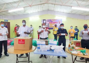 JAGDEEP SINGH DEO (tiga dari kanan) ketika menyerahkan kit ujian kendiri Covid-19 dan bantuan makanan asas kepada golongan memerlukan di Taman Free School, Georgetown, Pulau Pinang hari ini.